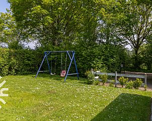 Vooraanzicht van vakantiehuis ZE228 met ruime tuin in Oostkapelle, Zeeland.