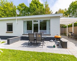 Schommel in de tuin van vakantiehuis ZE228 in Oostkapelle, Walcheren, Zeeland.