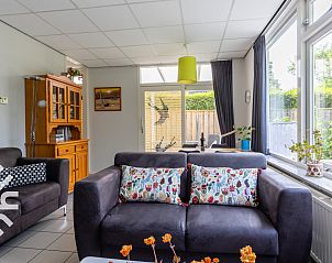 Eetruimte in vakantiehuis ZE228 met uitzicht op tuin in Oostkapelle, Zeeland.