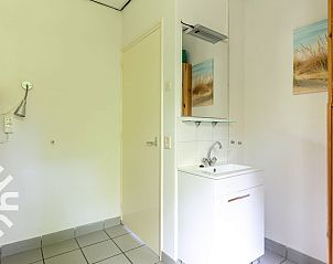 Moderne badkamer in vakantiehuis ZE228, Oostkapelle, Walcheren, Zeeland.