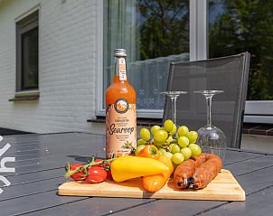 Moderne keuken in vakantiehuis ZE228, Oostkapelle, Walcheren, Zeeland.