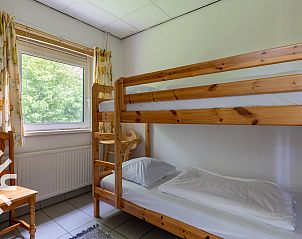 Lichte woonkamer in vakantiehuis ZE228 met tuinzicht, Oostkapelle, Zeeland.