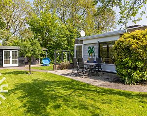 Geniet van de zonnige tuin bij vakantiehuis ZE242 in Oostkapelle, Walcheren, Zeeland.