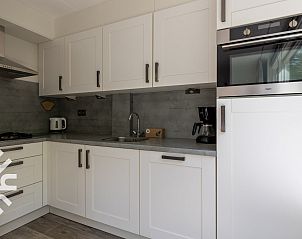 Moderne keuken in vakantiehuis ZE242 in Oostkapelle, Walcheren, Zeeland.