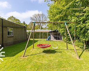 Speeltuin in de tuin van vakantiehuis ZE242 in Oostkapelle, Walcheren, Zeeland.
