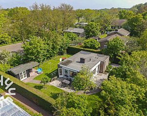 Moderne badkamer in vakantiehuis ZE242 in Oostkapelle, Walcheren, Zeeland.