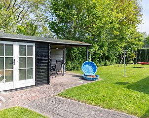 Zonnig terras bij vakantiehuis ZE242 in Oostkapelle, Walcheren, Zeeland.