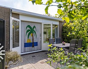 Speeltoestellen in de tuin van vakantiehuis ZE242 in Oostkapelle, Walcheren, Zeeland.