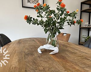 Esstisch im Ferienhaus ZE730, Westkapelle, Walcheren, Zeeland mit Blick in den Garten.