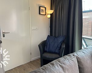 Helles und gerumiges Schlafzimmer im Ferienhaus ZE730, Westkapelle, Walcheren, Zeeland mit zwei Betten.