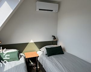 Details von Schlafzimmer in Ferienhaus ZE730, Westkapelle, Walcheren, Zeeland mit Nachtlicht.