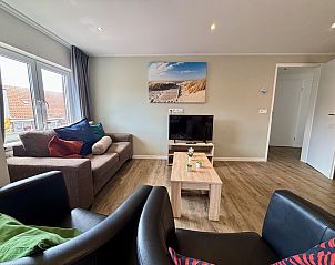 Gezellige woonkamer van Appartement Beach House Westkapelle 105.3 in Westkapelle, Zeeland, met comfortabele zithoek.