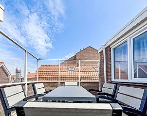 Ruim terras van Appartement Beach House Westkapelle 105.3 in Westkapelle, Zeeland, met uitzicht op de daken.