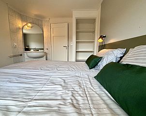 Slaapkamer met tweepersoonsbed in Appartement Beach House Westkapelle 105.3, Westkapelle, Zeeland.