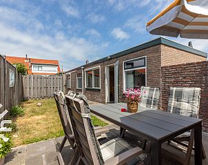 Terrasse des Ferienhauses ZE361 in Westkapelle, Walcheren, mit bequemen Sthlen und Sonnenschirm.