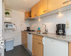 Gemtliches Wohnzimmer mit buntem Sofa im Ferienhaus ZE361, Westkapelle.