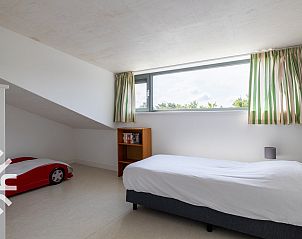 Open kitchen in vacation home ZE263, Westkapelle with modern appliances.