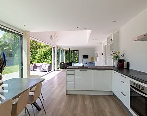 Modern bathroom in vacation home ZE263, Westkapelle with spacious shower.