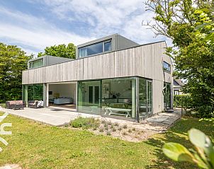 Hallway in vacation home ZE263, Westkapelle with built-in cabinets and mirror.