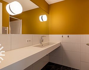 Stylish bathroom in vacation home ZE263, Westkapelle with large mirror.