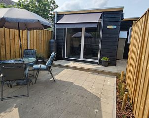 Gemtliche Terrasse am Ferienhaus VZ2343 Westkapelle in Zeeland, ideal fr Mahlzeiten im Freien.