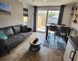 Modernes Wohnzimmer von VZ2343 Ferienhaus Westkapelle mit bequemem Sofa in Walcheren.