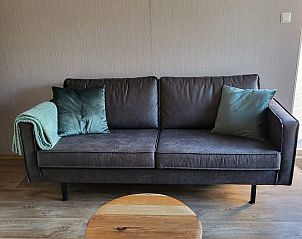 Bequemes Sofa im Wohnzimmer von VZ2343 Ferienhaus Westkapelle, perfekt zum Entspannen.