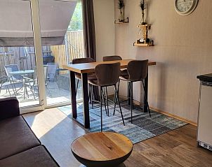 Eleganter Esstisch in VZ2343 Ferienhaus Westkapelle, ideal fr Mahlzeiten in Walcheren.