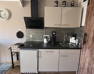 Moderner Fernsehschrank in VZ2343 Ferienhaus Westkapelle, perfekt fr Unterhaltung.