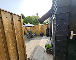 Auenterrasse von VZ2343 Ferienhaus Westkapelle mit Blick auf den Leuchtturm in Walcheren.