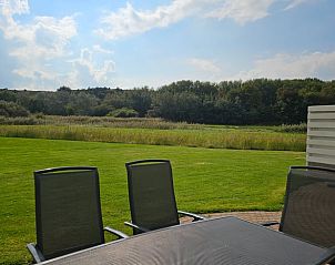 Zitgedeelte op terras van Vakantiehuis in Westkapelle met uitzicht op natuur, Walcheren, Zeeland.