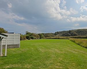Uitgestrekte grasvelden rondom Vakantiehuis in Westkapelle, Walcheren, Zeeland.