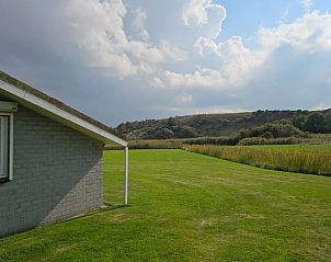 Achteraanzicht van Vakantiehuis in Westkapelle met uitzicht op natuur, Walcheren, Zeeland.