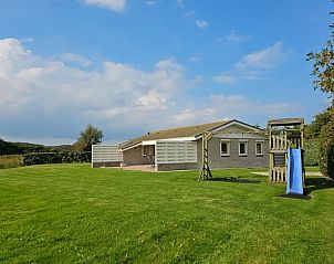 Vakantiehuis in Westkapelle met speeltoestellen in de tuin, Walcheren, Zeeland.
