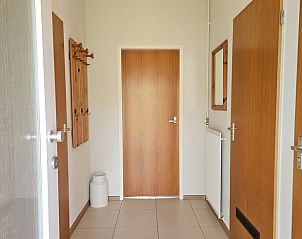 Entree van Vakantiehuis in Westkapelle met houten deuren, Walcheren, Zeeland.