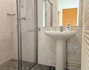 Badkamer in Vakantiehuis in Westkapelle met douchecabine en wastafel, Walcheren, Zeeland.