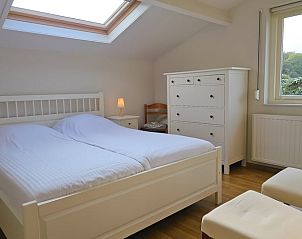 Slaapkamer met tweepersoonsbed in Vakantiehuis in Westkapelle, Walcheren, Zeeland.