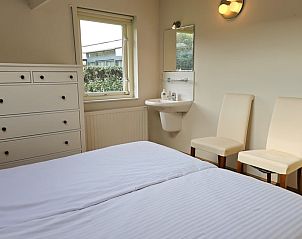 Gezellige slaapkamer in Vakantiehuis in Westkapelle met uitzicht op tuin, Walcheren, Zeeland.