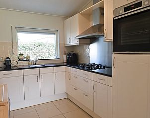 Keuken in Vakantiehuis in Westkapelle met moderne apparatuur, Walcheren, Zeeland.