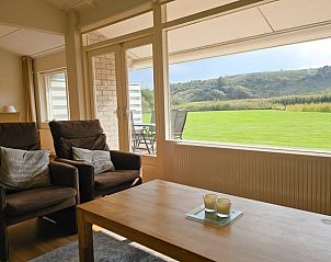 Woonruimte in Vakantiehuis in Westkapelle met grote ramen voor veel licht, Walcheren, Zeeland.