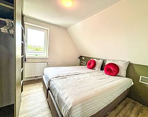 Ruime slaapkamer met tweepersoonsbed in Appartement Beach House Westkapelle 107.6, Westkapelle, ideaal voor rust en ontspanning.