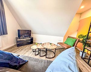 Gezellige zithoek in Appartement Beach House Westkapelle 107.6, Westkapelle met flatscreen-tv en moderne inrichting.