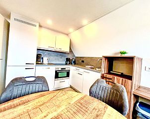 Open keuken en eetruimte in Appartement Beach House Westkapelle 107.6, Westkapelle, Zeeland met moderne faciliteiten.