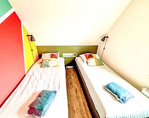 Gezellige slaapkamer in Appartement Beach House Westkapelle 107.6, Westkapelle met kleurrijke accenten en natuurlijke lichtinval.