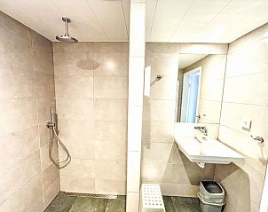 Moderne badkamer in Appartement Beach House Westkapelle 107.6, Westkapelle met ruime douche en stijlvolle inrichting.