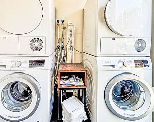 Praktische wasruimte in Appartement Beach House Westkapelle 107.6, Westkapelle, Zeeland met moderne was- en droogfaciliteiten.