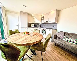 Moderne Kche und Essbereich im Ferienhaus Beach House Westkapelle 103 D, Westkapelle, Walcheren, mit stilvollen Mbeln.