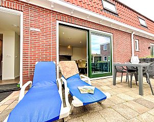 Sonnige Terrasse des Ferienhauses Beach House Westkapelle 103 D in Westkapelle, Walcheren, mit bequemen Liegesthlen.
