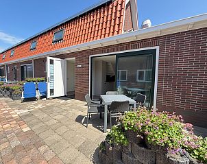 Ferienhaus Beach House Westkapelle 103 D, Westkapelle, Walcheren, mit einer einladenden Auenterrasse und einem Sitzbereich.