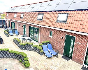 bersicht ber die Auenansicht des Ferienhauses Beach House Westkapelle 103 D, Westkapelle, Walcheren, mit sonniger Terrasse.